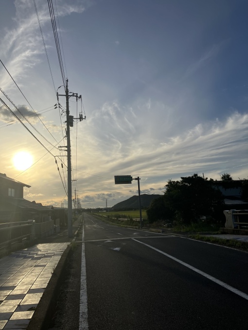 太陽と青い空と道